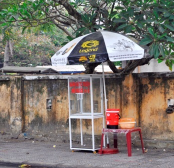 Bánh đã hết, đang chờ làm thêm bánh để cho buổi trưa, cạnh đó còn có thùng nước miễn phí cho mọi người