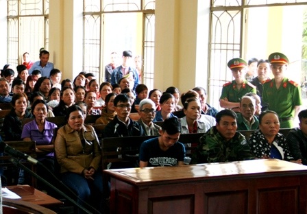 Rất đông người dân đến theo dõi phiên tòa