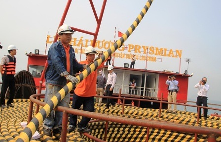 Kéo điện bằng cáp ngầm ra đảo Cù Lao Chàm. Ảnh: EVNCPC