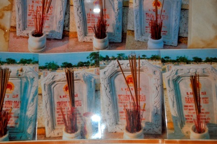 Hình ảnh về 6 phần mộ của những liệt sĩ đã hy sinh trong trận đánh quân Pôn-Pốt Campuchia năm nào vẫn được ông lưu giữ