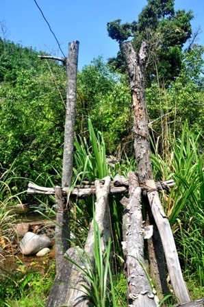 Nếu lần đầu đi cầu treo, du khách có thể “rớt tim” bởi sự “rung và lắc” của cây cầu. Có khi chưa đến giữa cầu thì du khách sẽ không dám đi ra nữa vì quá nguy hiểm. Còn “đường dẫn” lên cầu được kê mấy cây gỗ mục trông có vẻ lỏng lẻo