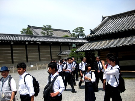 Rất đông du khách đến tham quan Hoàng cung