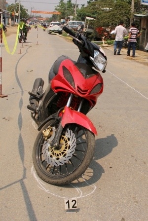 Hai chiếc xe máy của các đối tượng tại hiện trường