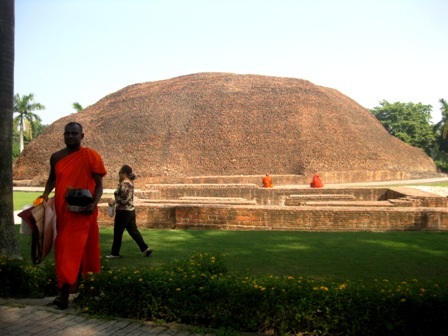 Tháp Trà Tỳ (Angrachaya Stupa): Tại khuôn viên diễn ra lễ Trà tỳ của đức Phật có một ngôi tháp thật lớn, hình dạng đặc biệt trông giống như một ngôi mộ cổ vĩ đại. Tháp có chiều cao khoảng hơn 8m, đường kính của tháp đến 34m. Niên đại của ngôi tháp chưa được xác định chính xác. Đây được coi là một trong những chốn thánh địa linh thiêng nhất đối với Tăng ni và Phật tử trên toàn thế giới. Ngọn lửa thiêng trà tỳ đức Phật được hàng trăm triệu tín đồ tôn kính suốt mấy ngàn năm qua, là một hình ảnh anh minh bất tử, nó luôn gợi lên muôn vàng cảm xúc kính yêu.