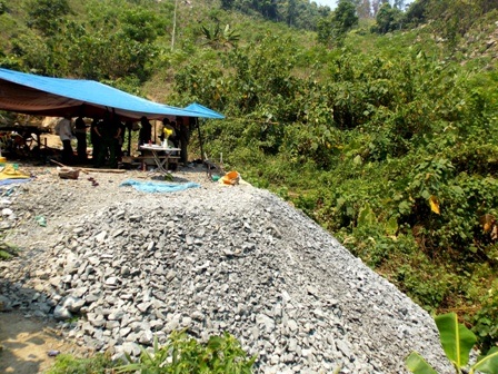 Một chỗ tập kết đá của hầm. Đá được xay nhỏ nhưng không phải là đá để đãi vàng sa khoáng