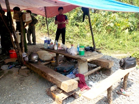 Chỗ dựng lán trại của công nhân, chứng tỏ họ ở đây một thời gian dài nhưng chính quyền không biết