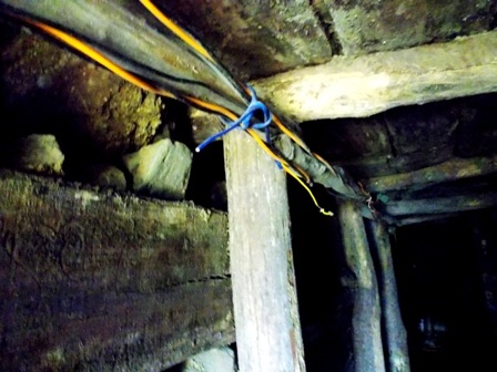 Các cây gỗ chằng chống bên trong hầm