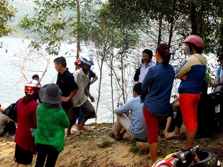 Lật ghe trên hồ thủy điện, hai vợ chồng chết đuối - 2 Rất đông người dân địa phương chứng kiến công tác tìm kiếm nạn nhân xấu số