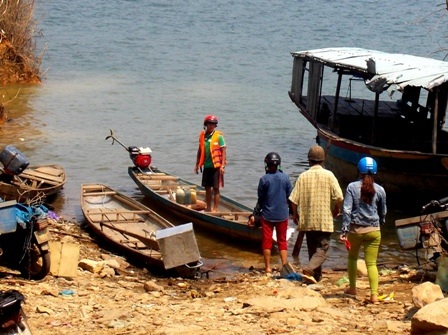 Lật ghe trên hồ thủy điện, hai vợ chồng chết đuối - 3 Người dân lên ghe ra hồ Sông Tranh 2 để giúp tìm kiếm nạn nhân