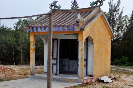 Lăng thờ cá ông, hiện tại người dân đang tích cực quyên góp để xây dựng và tôn tạo lại lăng ông trong thời gian sớm nhất để đưa ông vào thờ tự