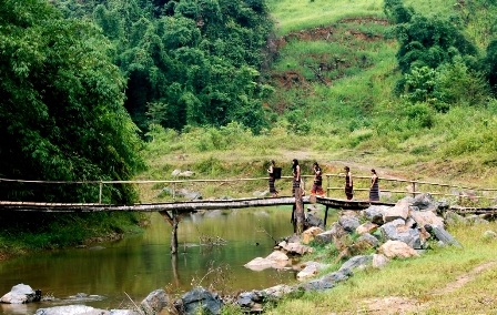 Ngắm sơn nữ tắm mát dưới "thác 3 tầng" bên đường Hồ Chí Minh - 3 Đường vào thác trên cây cầu gỗ