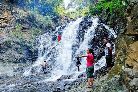 Ngắm sơn nữ tắm mát dưới "thác 3 tầng" bên đường Hồ Chí Minh - 10 Rất đông các bạn trẻ tham quan và tắm ở đây