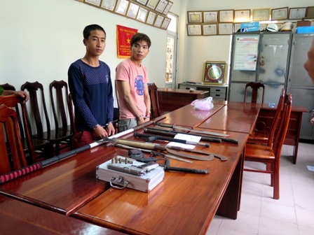 Hai đối tượng Triệu Văn Phong và Ngô Thiên Ân cùng nhiều vũ khí nóng bị thu giữ
