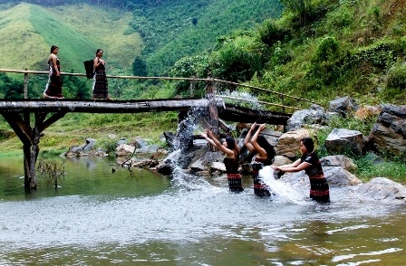 Ngắm sơn nữ tắm mát dưới "thác 3 tầng" bên đường Hồ Chí Minh - 5
Các cô gái Cơtu vui đùa dưới dòng thác