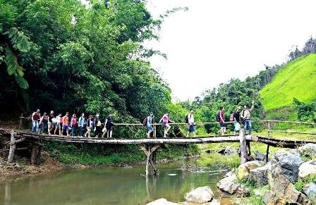 Ngắm sơn nữ tắm mát dưới "thác 3 tầng" bên đường Hồ Chí Minh - 4 Các bạn trẻ đi phượt đến tham quan thác