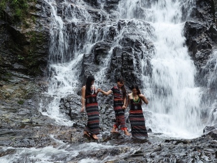Thiếu nữ Cơtu vui chơi dưới dòng thác