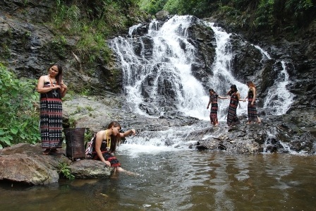 Ngắm sơn nữ tắm mát dưới "thác 3 tầng" bên đường Hồ Chí Minh - 6
