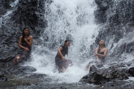 Các cô gái Cơtu thỏa thích tắm mát
