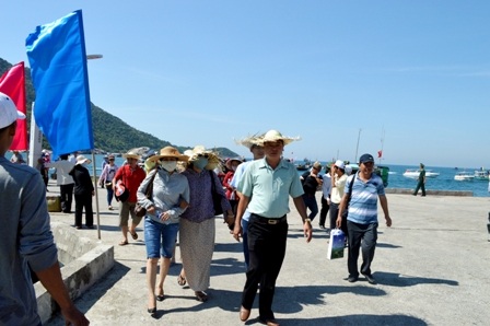 Hơn 1.000 du khách mắc kẹt ở Cù Lao Chàm đã vào bờ an toàn - 1 Các du khách bị mắc kẹt ở Cù Lao Chàm do thời tiết xấu đã trở về đất liền an toàn