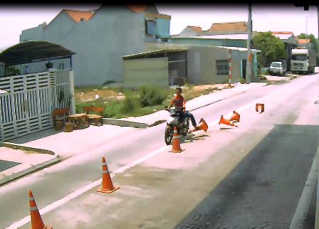 Người đàn ông say rượu “quậy tung” trạm thu phí - 1
Đối tượng Nguyễn Hữu Đức dùng chân đá đổ các trụ nhựa phân làn.