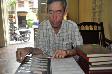 Ông Lưu Văn Tuyến với bộ sưu tập tem của mình