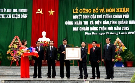 Lãnh đạo thị xã Điện Bàn đón nhận quyết định của Thủ tướng Chính phủ công nhận huyện đạt chuẩn NTM 2015