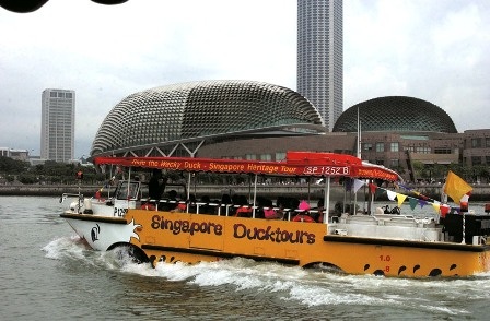 Trải nghiệm đảo quốc Sư tử bằng Duck Tour - 6 “Xe vịt” chạy ngang qua nhà hát “trái sầu riêng”