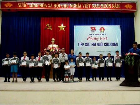 Phong trào “Em nuôi của Đoàn” nâng cánh ước mơ cho học sinh nghèo - 2 Tặng quà đến các em nuôi