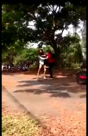 2 thiếu nữ "hỗn chiến" là học sinh THCS ở Hội An - 2 Hai thiếu nữ “hỗn chiến” trong clip được xác định là hai học sinh THCS đang học tại Hội An