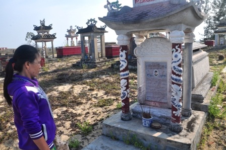 10 năm sau thảm họa Chanchu: Vẫn ngóng trông người thân trở về! - 1 Bà Nguyễn Thị Thang ra thăm mộ chồng. Dù là mộ gió nhưng được bà xây tươm tất