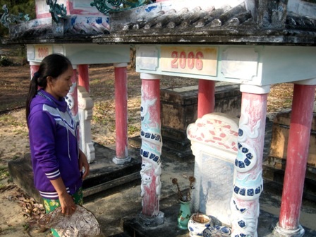 10 năm sau thảm họa Chanchu: Vẫn ngóng trông người thân trở về! - 2
Hai ngôi mộ gió của 2 người cháu bà Thang cùng đi trên chuyến tàu với chồng.