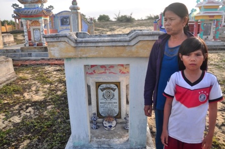 10 năm sau thảm họa Chanchu: Vẫn ngóng trông người thân trở về! - 3 Bà Nguyễn Thị Nhỏ cùng con gái út 12 tuổi ra thăm mộ gió của chồng