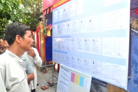 Cử tri nô nức đi bầu cử sớm - 2 Từ sáng sớm, các cử tri đã tập trung tại các Tổ bầu cử, chăm chú theo dõi danh sách cử tri để lựa chọn ra đại biểu xứng đáng