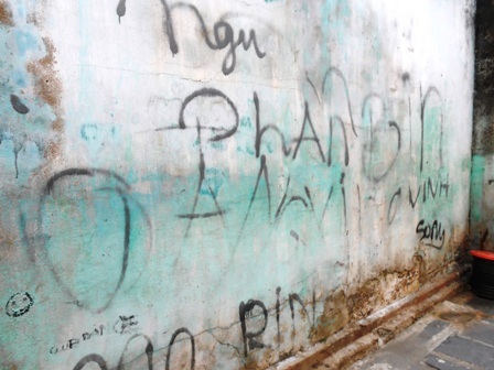 "Họa sĩ đường phố" làm xấu hình ảnh phố cổ Hội An - 5