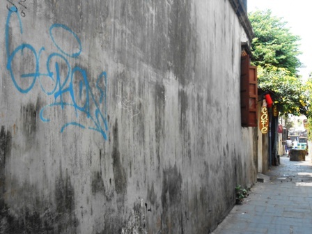 "Họa sĩ đường phố" làm xấu hình ảnh phố cổ Hội An - 4