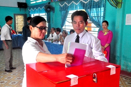 Toàn cảnh cử tri cả nước đi bầu cử - 42 Cử tri tại phường Vĩnh Điện (thị xã Điện Bàn, Quảng Nam) đi bỏ phiếu. (Ảnh: Công Bính)
