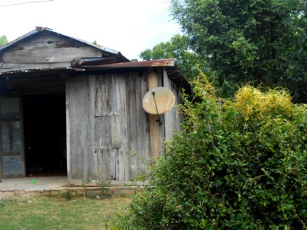 Những căn nhà gỗ đã cũ kỹ, gần xuống cấp ở thôn. Cuộc sống khó khăn nên nhiều phụ nữ bán tóc để nuôi con