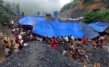 30 công an đóng vai đi vận động bầu cử, "quây" hơn 200 phu vàng - 1 Cuộc vây ráp bãi vàng của lực lượng chức năng