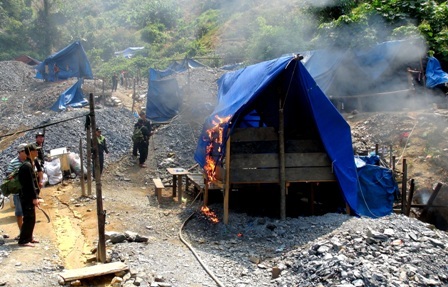 Đốt các lán trại trái phép