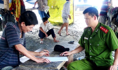 30 công an đóng vai đi vận động bầu cử, "quây" hơn 200 phu vàng - 3 Lực lượng công an lập biên bản chủ bãi vàng. (Ảnh CTV).