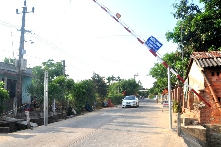 Quảng Nam: Sẽ ngừng việc lập baria thu phí của xe chở keo - 2 Barie đặt ngay con đường vào xã để kiểm soát xe tải chở keo