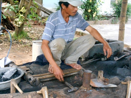 Sản phẩm từ nghề rèn hiện ít người sử dụng nên ông Ngô Văn Châu cũng ít việc