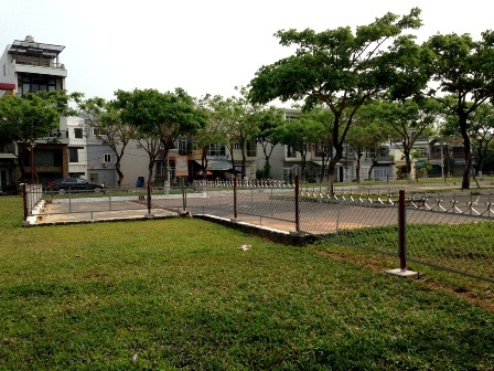 Vụ xén đất công viên xây bãi đỗ xe: Chủ đầu tư quá chây ỳ - 10 Hàng rào chông nhọn, dây điện gây nguy hiểm chưa được khắc phục