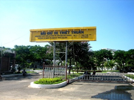 Vụ xén đất công viên xây bãi đỗ xe: Chủ đầu tư quá chây ỳ - 1 Cổng vào khu vực dự án bãi đỗ xe