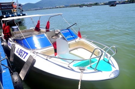Lời kể của chủ tàu cứu được nhiều nạn nhân trên sông Hàn - 2
Chiếc ca nô của anh Phú cứu gần 20 người bị nạn