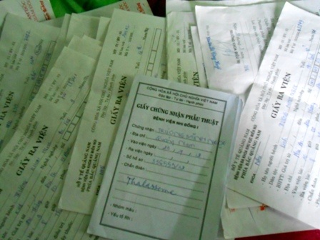 Giấy ra viện của các em và sổ phầu thuật lá lách của em Minh Ngọc