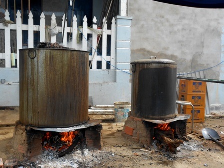 Bánh phải nấu từ 5-6 tiếng mới đạt độ chín đều, mềm và dẻo