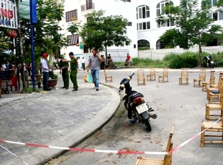Nghi án nam thanh niên bị bạn nhậu nữ đâm chết lúc đêm khuya - 2 Lực lượng công an đang khám nghiệm hiện trường