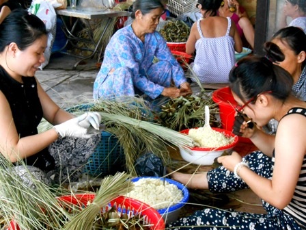 Bánh phải gói thật đều, chắc tay, đẹp mắt và không bị bung ra khi nấu