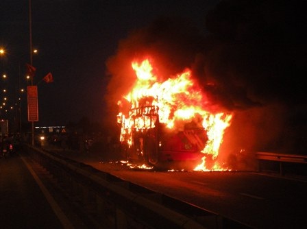 Ngọn lửa bao trùm xe khách giường nằm